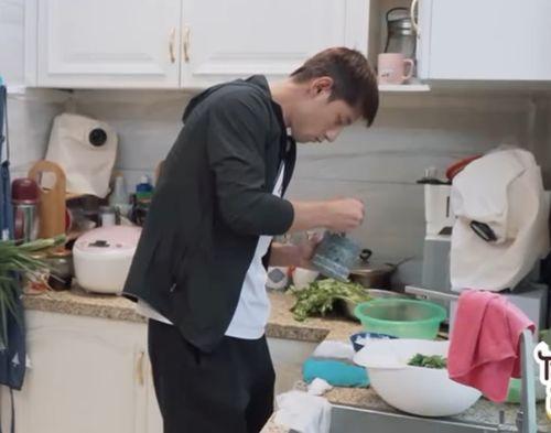 做家务的男人吃瓜视频,吃瓜视频背后的真实生活