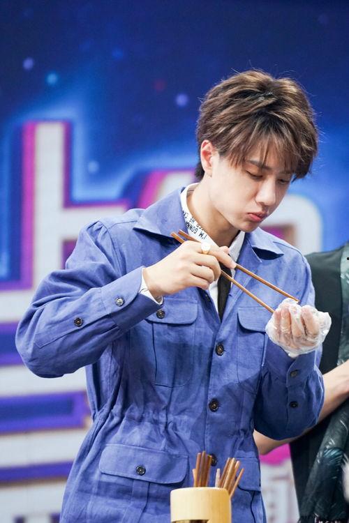 王一博沉迷吃瓜视频大全,揭秘明星吃瓜视频大全