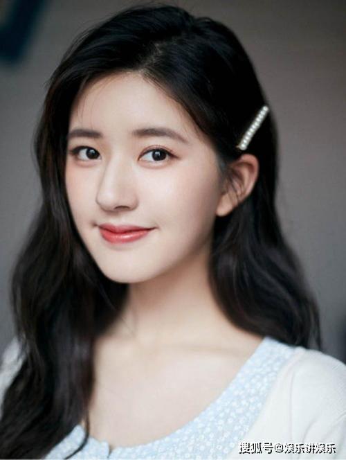 女明星演员吃瓜图片视频,女明星真实吃瓜瞬间，画面曝光引热议