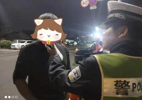 假装路过吃瓜的大爷的视频,揭秘假装路过的趣味瞬间