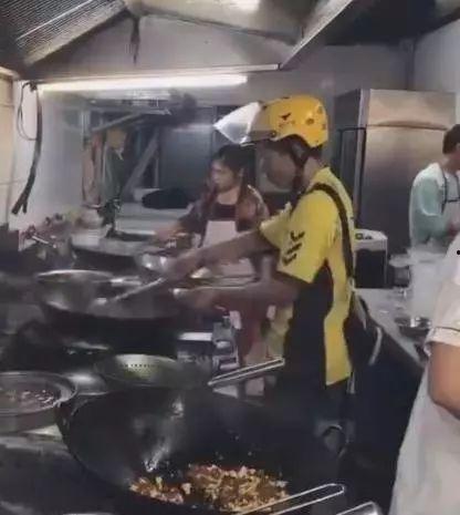 外卖员吃瓜现场视频播放,揭秘街头美食江湖风云