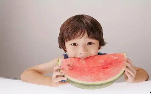 夏日小女孩吃瓜画画视频,小女孩吃瓜画画欢乐时光