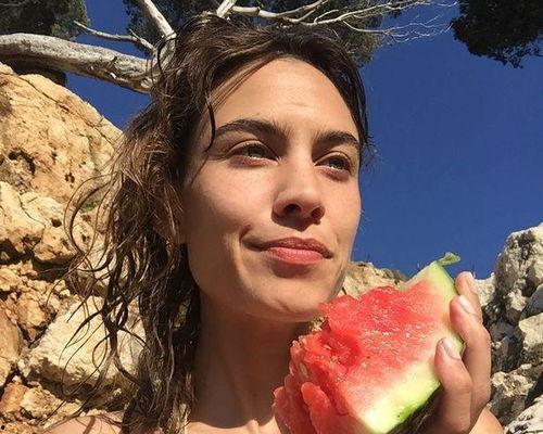 安娜吃瓜照片视频文案,吃瓜照片视频文案大揭秘