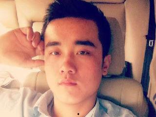 吃瓜小伙正在直播视频