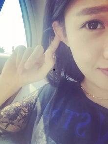 吃瓜小伙正在直播视频