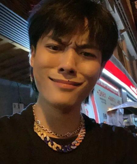 小杨哥和小黄吃瓜视频