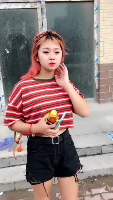 吃瓜小姐姐打架视频搞笑,一场“瓜田大战”笑料百出