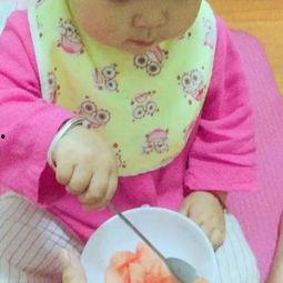 16个月宝宝吃瓜视频,萌态十足萌化人心