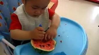 16个月宝宝吃瓜视频,萌态十足萌化人心