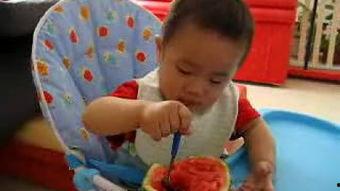 16个月宝宝吃瓜视频,萌态十足萌化人心