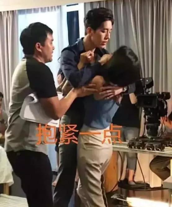 电视剧中吃瓜的现场视频,电视剧吃瓜盛宴，观众热情高涨