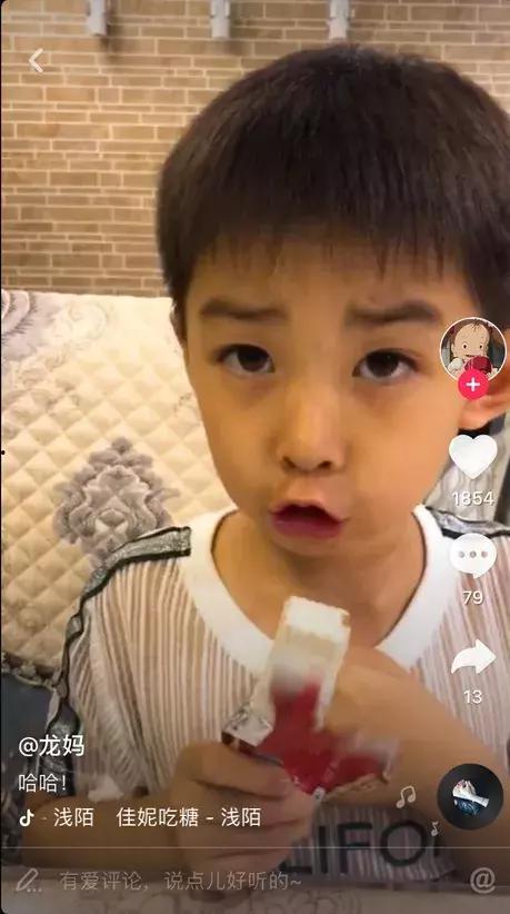 抖音吃瓜小女孩视频大全,吃瓜小女孩视频大全，萌态百出，笑料连连