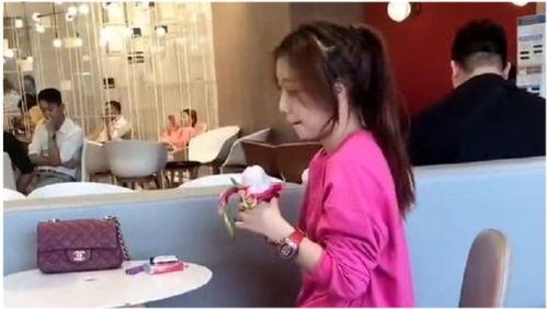 聚众吃瓜少女视频大全,聚众吃瓜少女视频大全，揭秘网络热点背后的故事