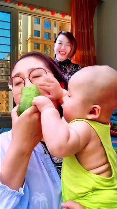 认真的吃瓜萌娃视频,萌态十足引网友热议