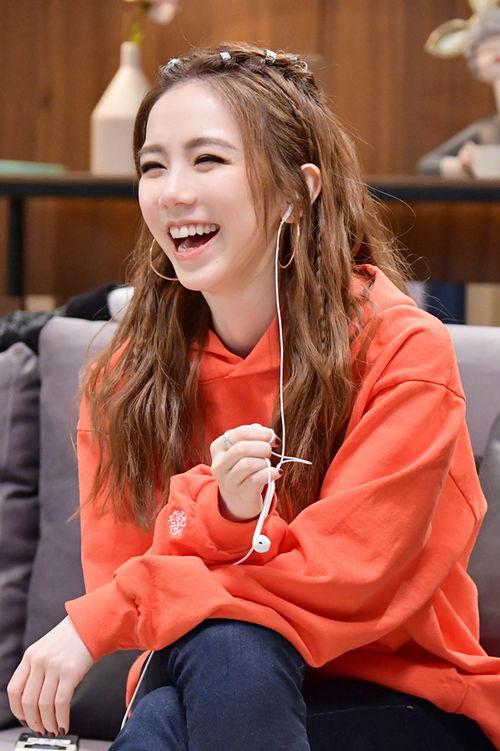 邓紫棋在吃瓜视频