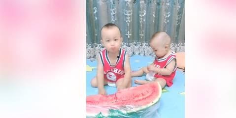 两个娃比赛吃瓜视频在线观看,两个娃在线比拼吃瓜速度，萌态十足引网友热议