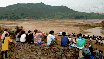 吃瓜群众围观水怪视频,吃瓜群众围观视频引发热议