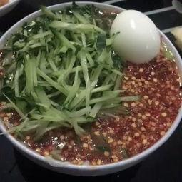 吃冷面吃角瓜的视频,舌尖上的美味瞬间