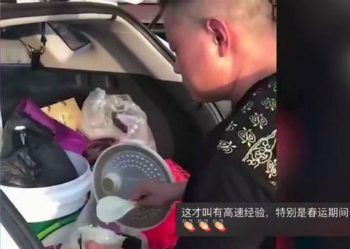 美女堵车吃瓜了视频,这瓜真香！