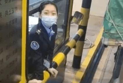 吃瓜口罩小姐姐视频,揭秘网红直播背后的故事