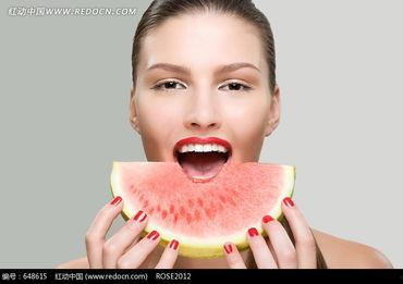 野外吃瓜美女图片视频,吃瓜美女的悠闲时光