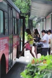 日照吃瓜视频公交车,夏日街头一幕引网友热议